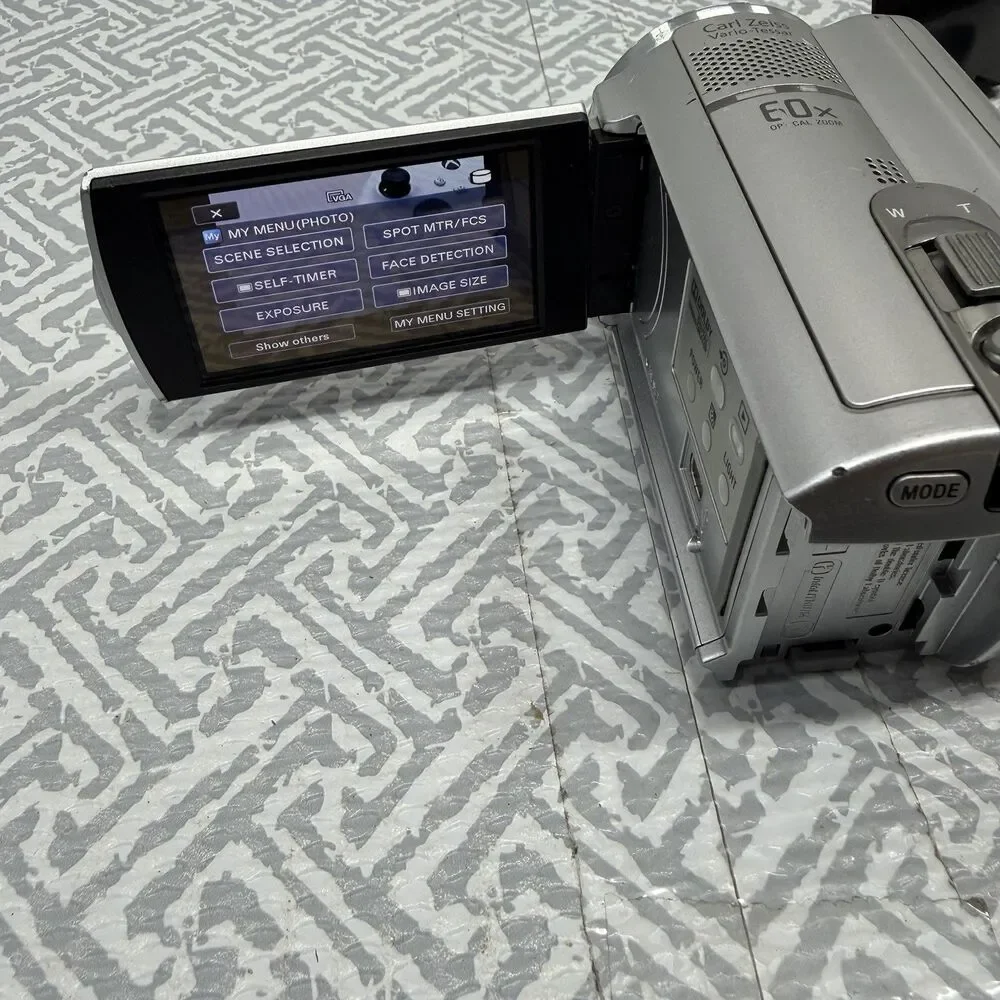 Sony Handycam DCR-SR68 80GB Camcorder Silver - For Parts/Repair - Blur On Zoom